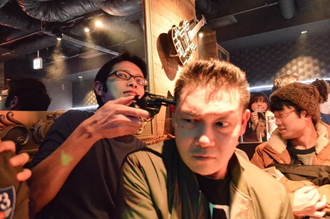 < 上村小姐的两个男友一起活动 >