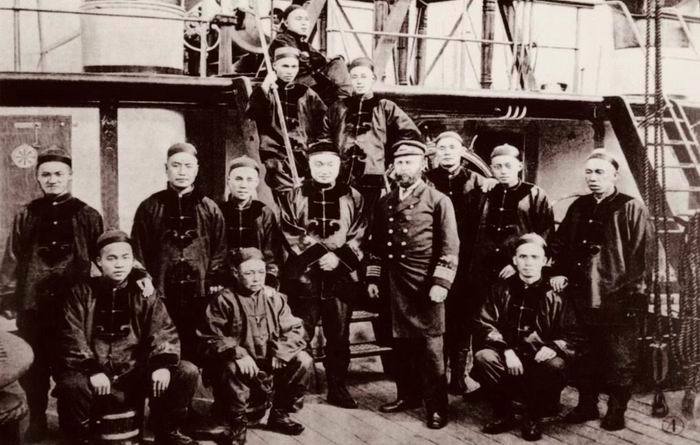 琅威理与邓世昌等接舰官兵合影