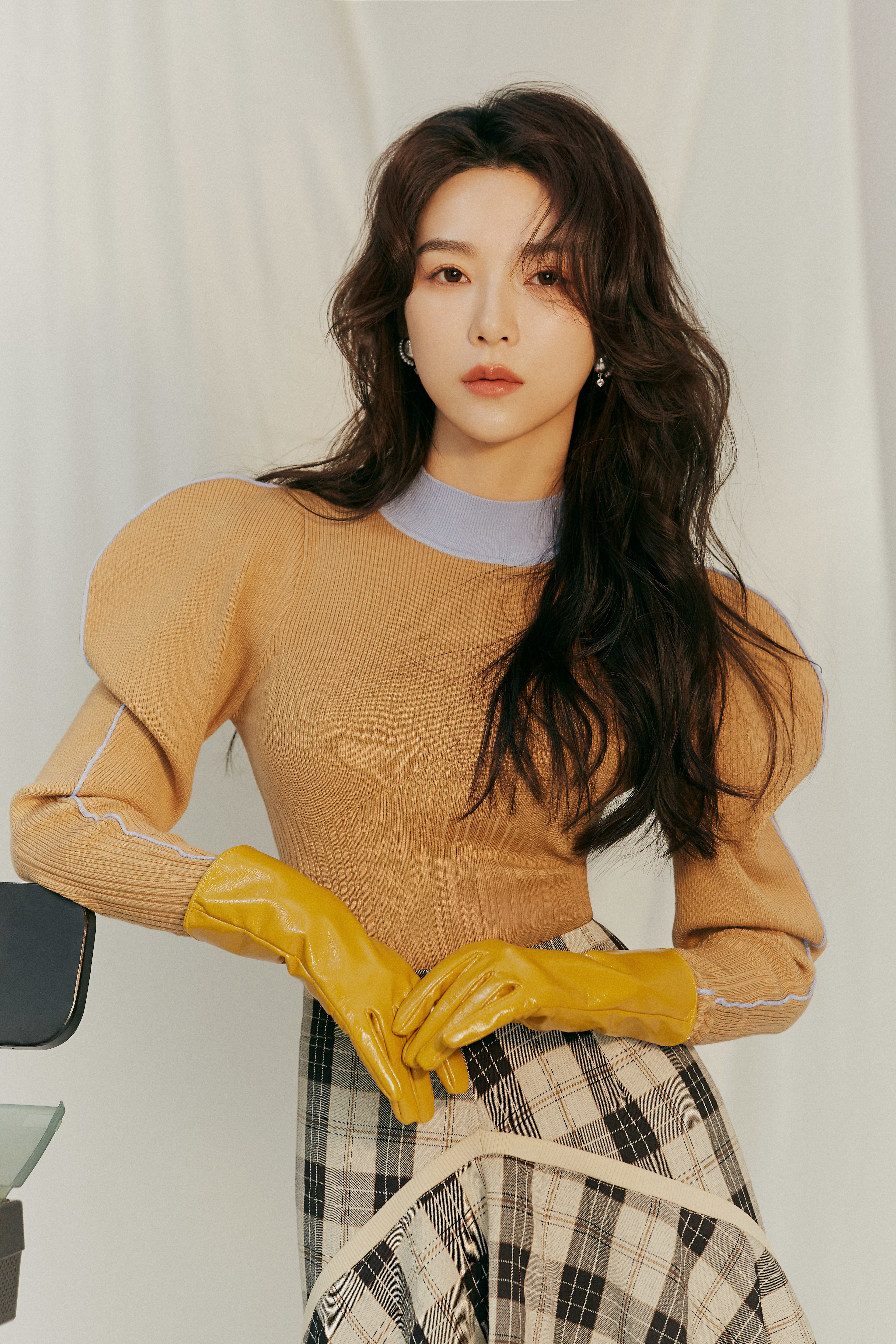 演员宁心生日写真释出 光影间演绎摩登复古风