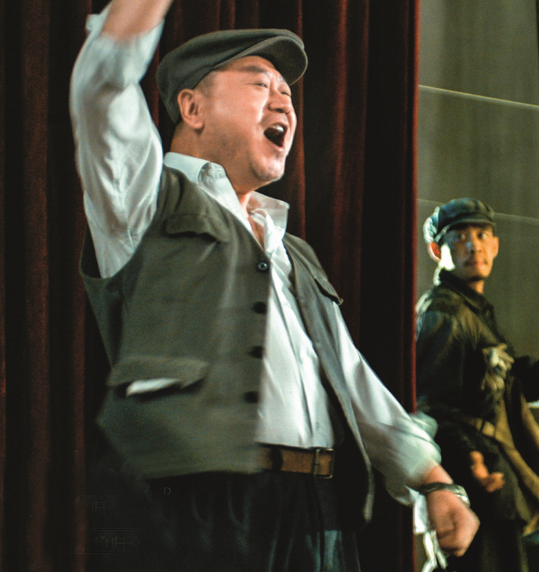 ·电影《一秒钟》中，范伟饰演放映员范电影。