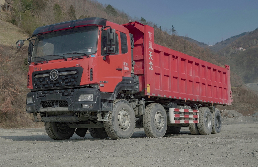 谍照曝光!最新东风天龙kc自卸车造型大变样,最大560马力