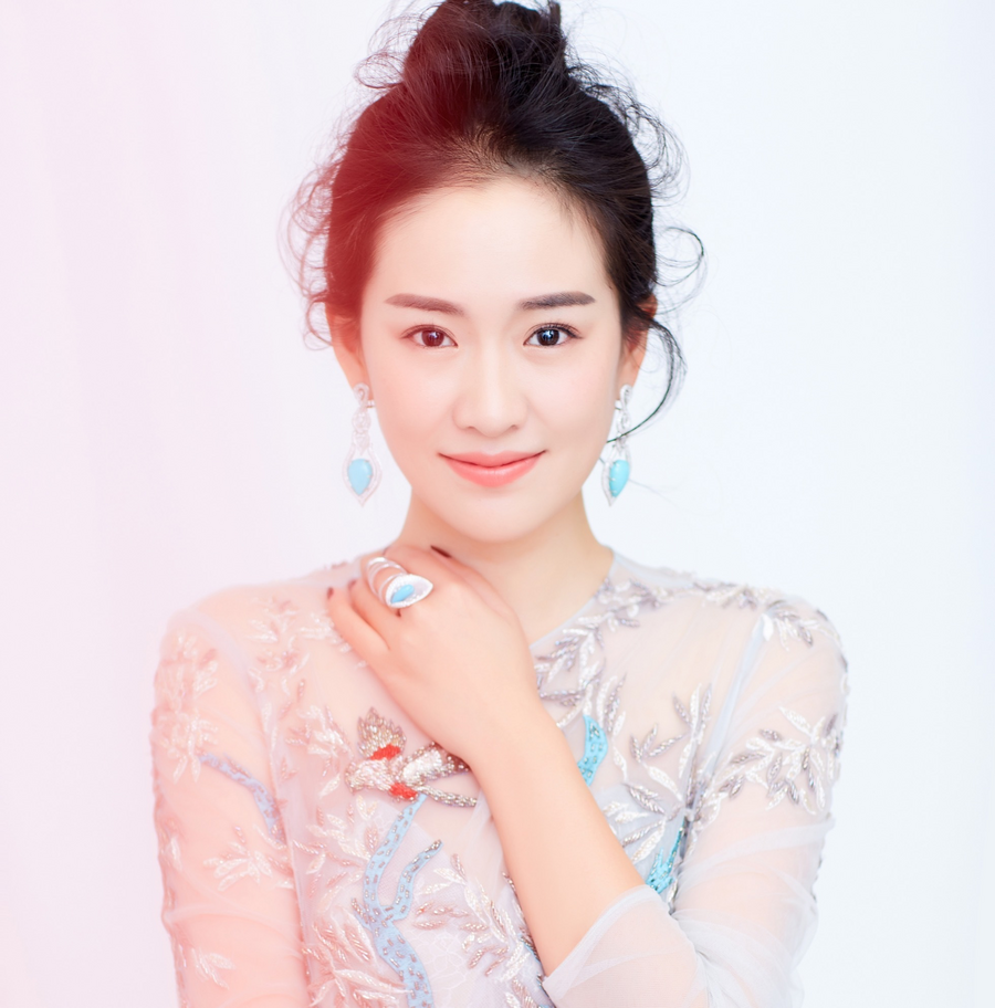 dea design创意总监,著名歌唱家谭晶(左),dea design创始人谢芸蔓(右)