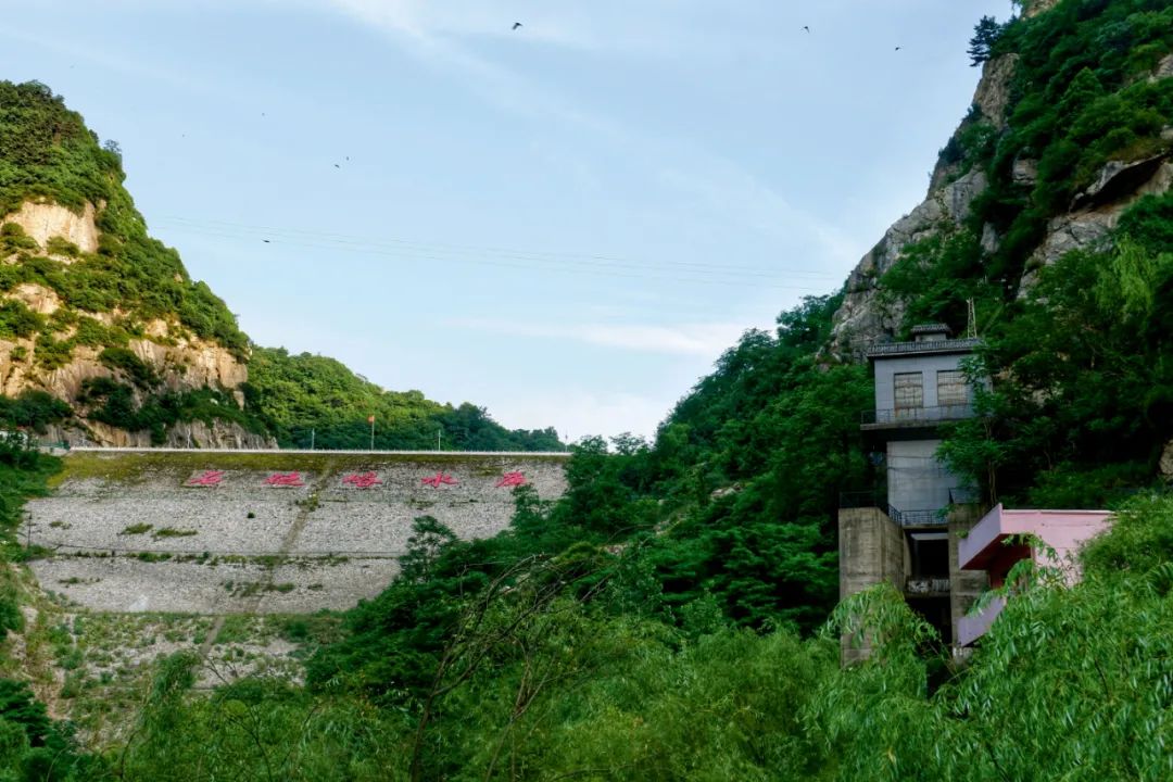 西安石砭峪水库大坝及坝后水电站（位于大坝右侧），石砭峪水库兼具供水功能，整治过程中，该水库的水电站机组被拆除，但保留了大坝。摄影/本刊记者 黄孝光