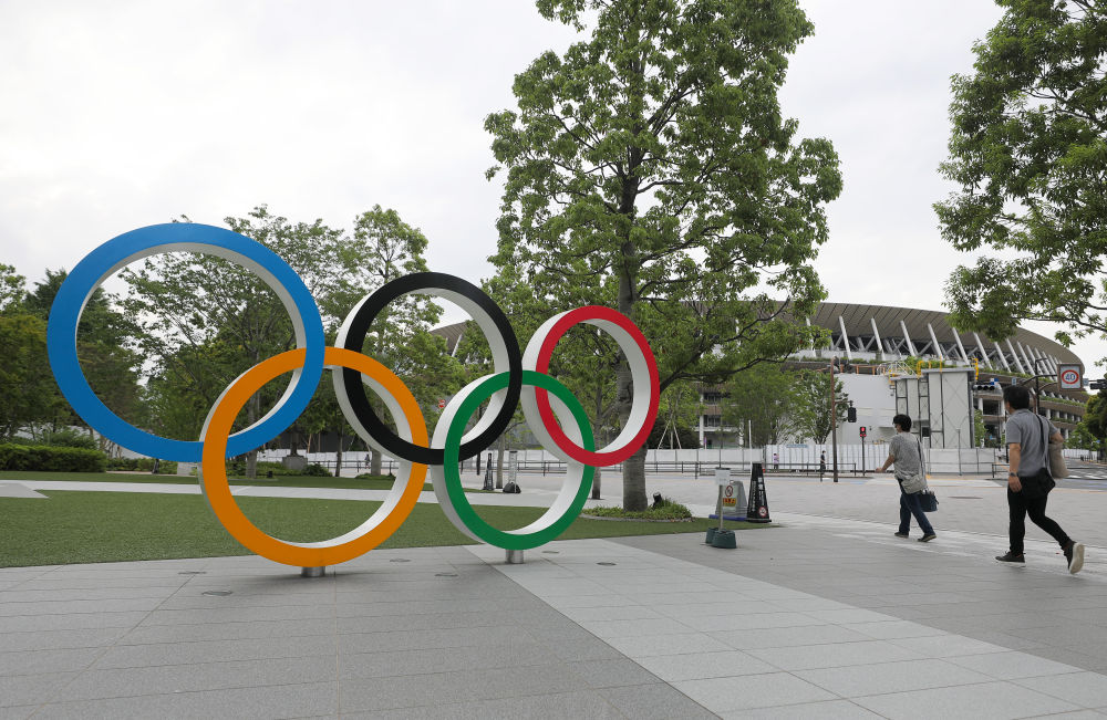2020年6月12日在日本东京拍摄的五环标志和东京奥运会主场馆“国立竞技场”一角。 新华社记者杜潇逸摄