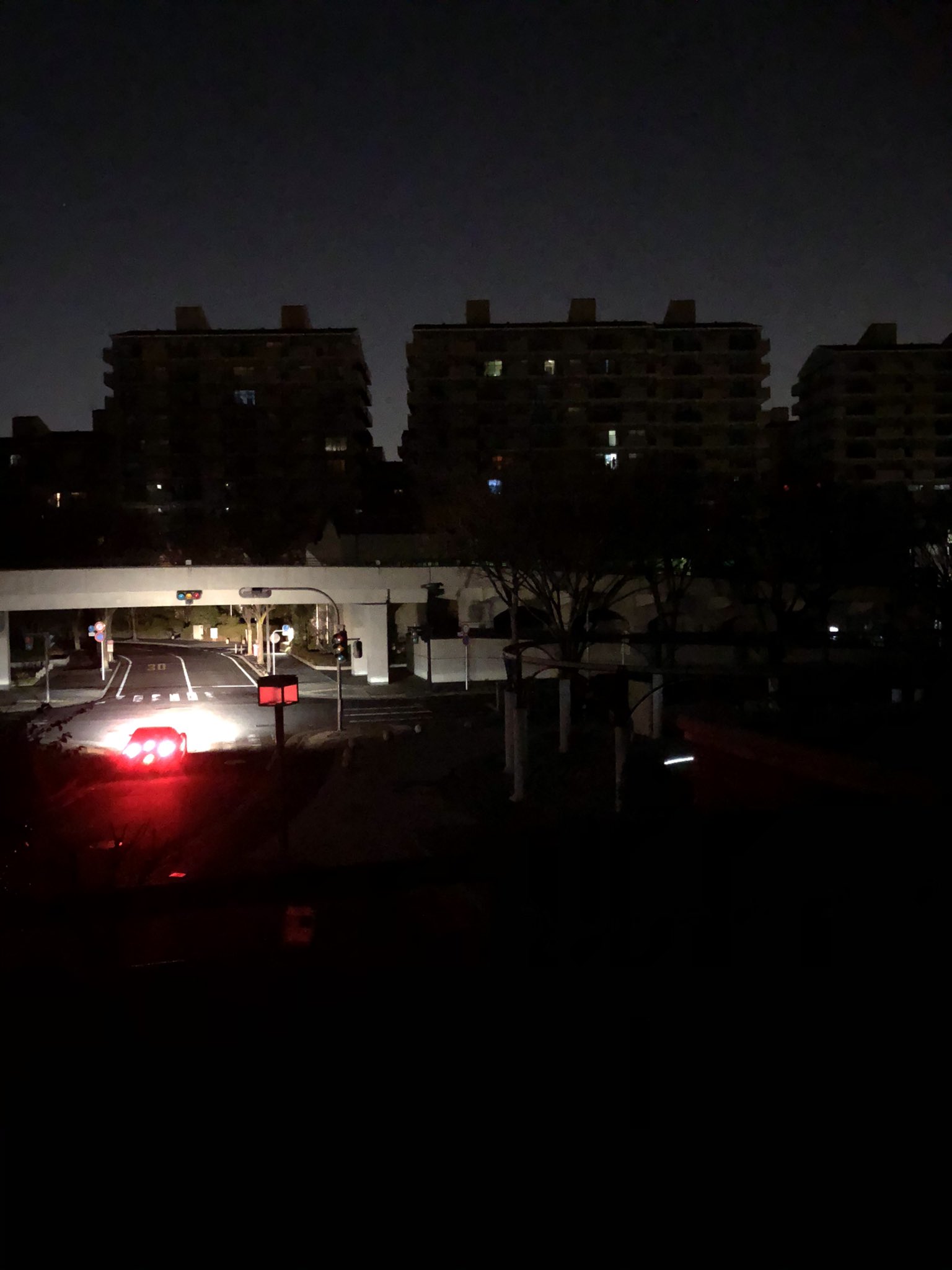 神奈川县横滨市中区在地震后停电,道路一片黑暗。图源:社交媒体