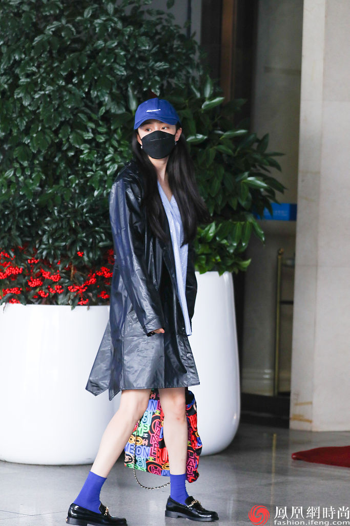 2021年4月17日,长沙,杨幂机场街拍.