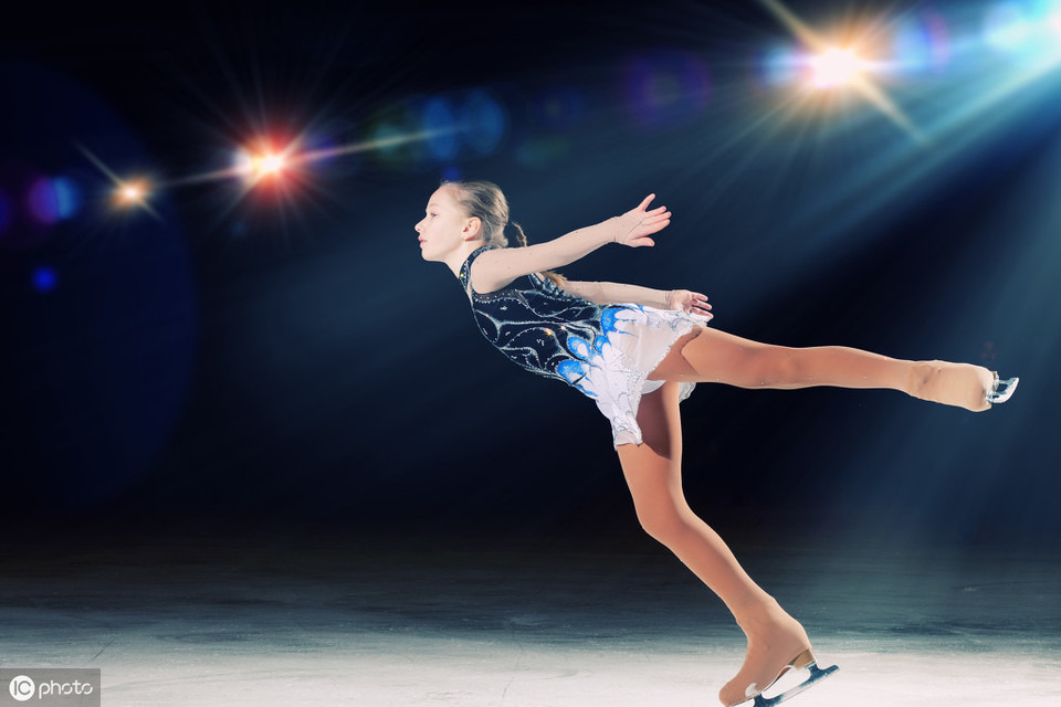 两手在背后互握成蹲屈姿势先教大家直道诱导动作中的动作:学滑冰先从