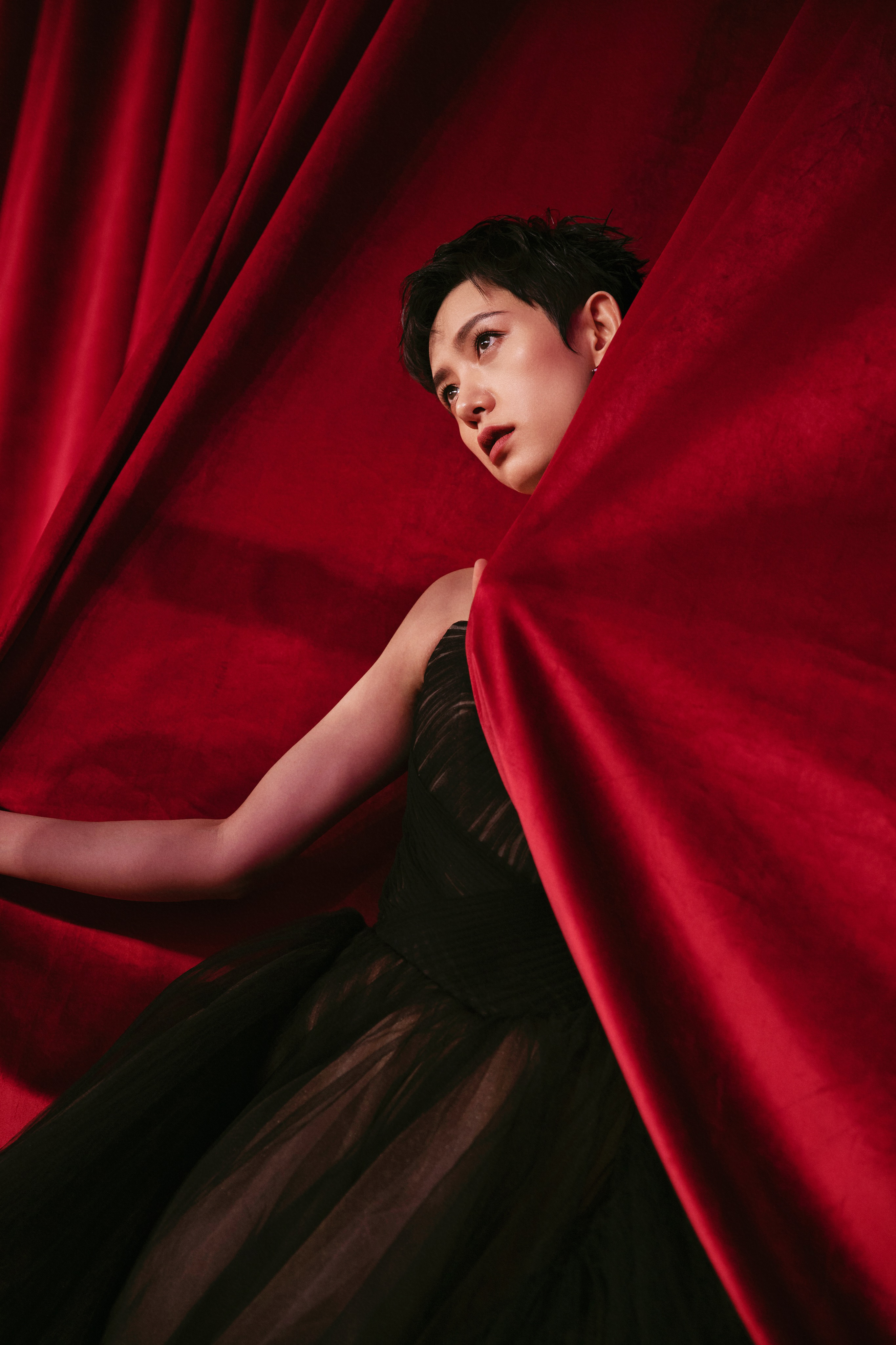 李晓峰现身时尚发布会个性黑纱裙优雅大方