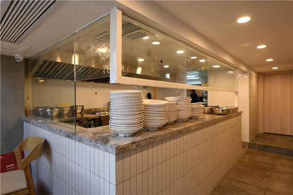 后厨严格按照出餐流程重新规范厨房设计,提升了出餐效率,减少了后厨
