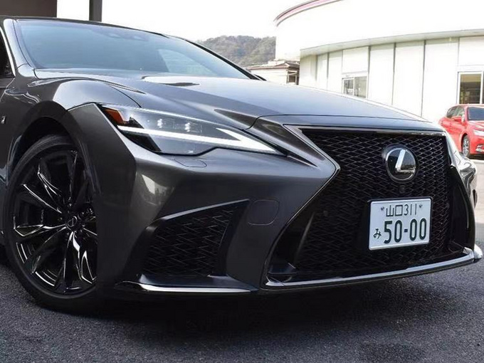 雷克萨斯新款ls实拍前脸配熏黑网状格栅内饰配置更豪华