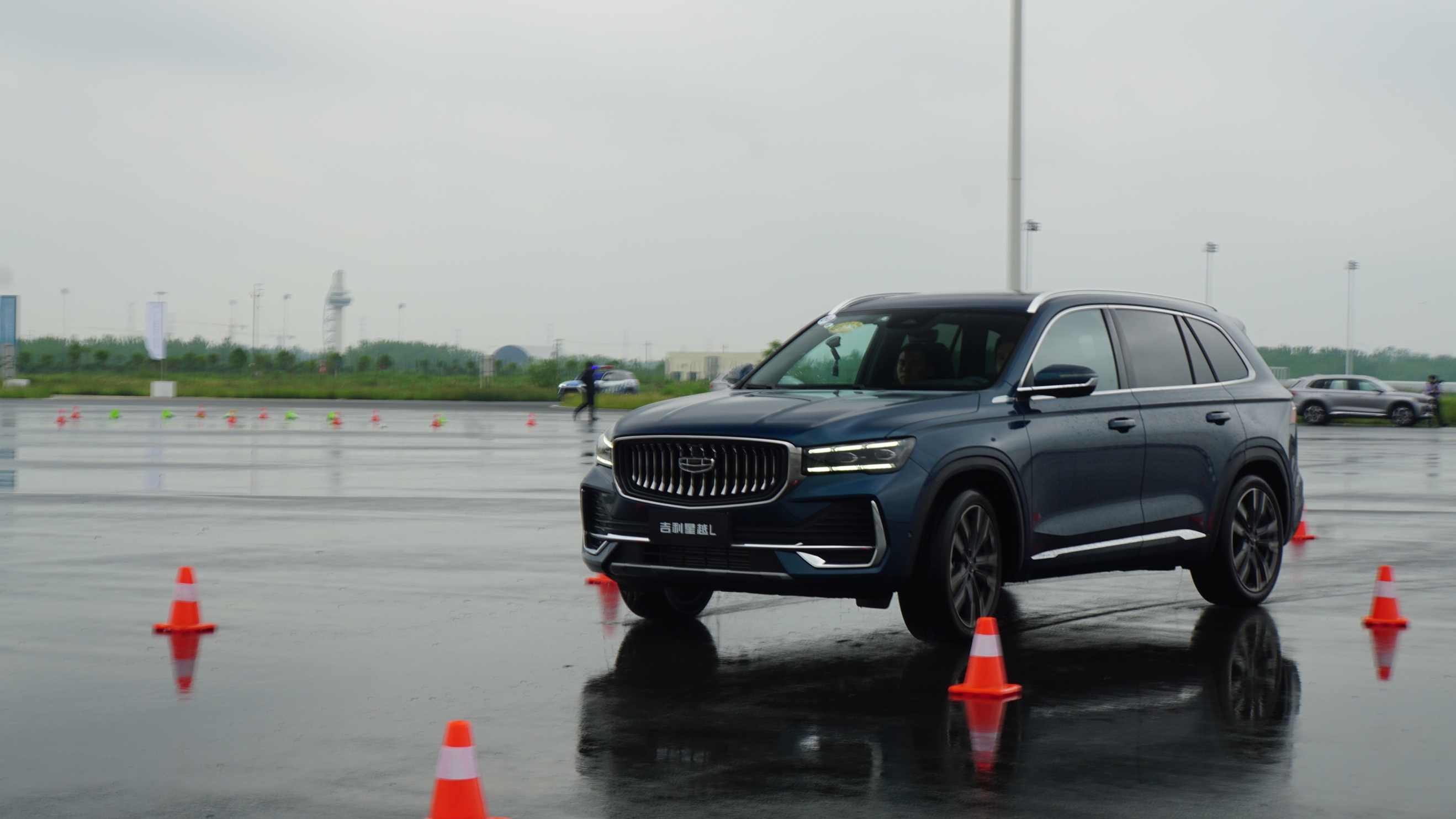 场地试驾星越l真实评价:动力充沛,底盘质感出色__凤凰网