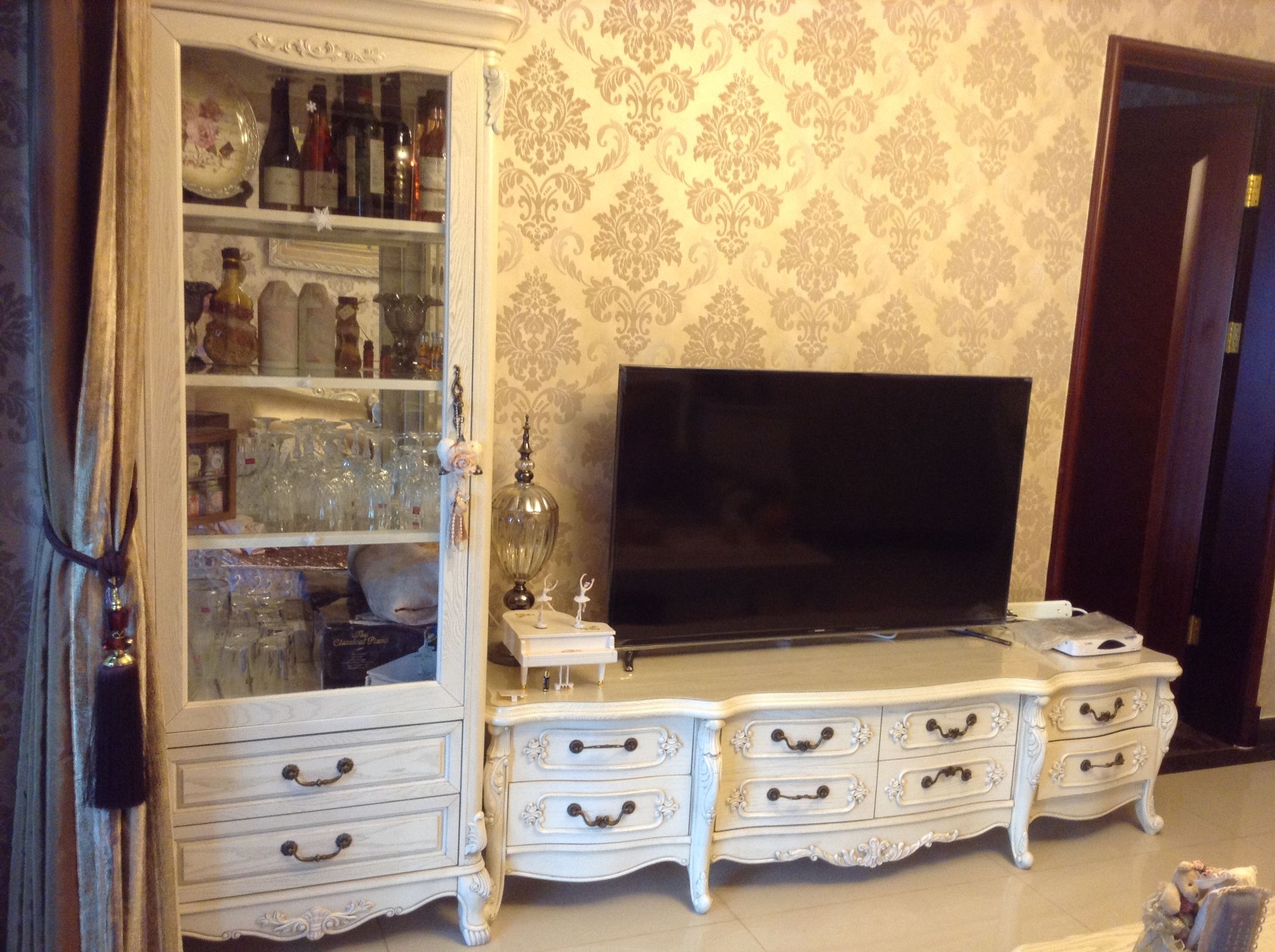 家居都是欧式风格的,缺点是比较占空间.