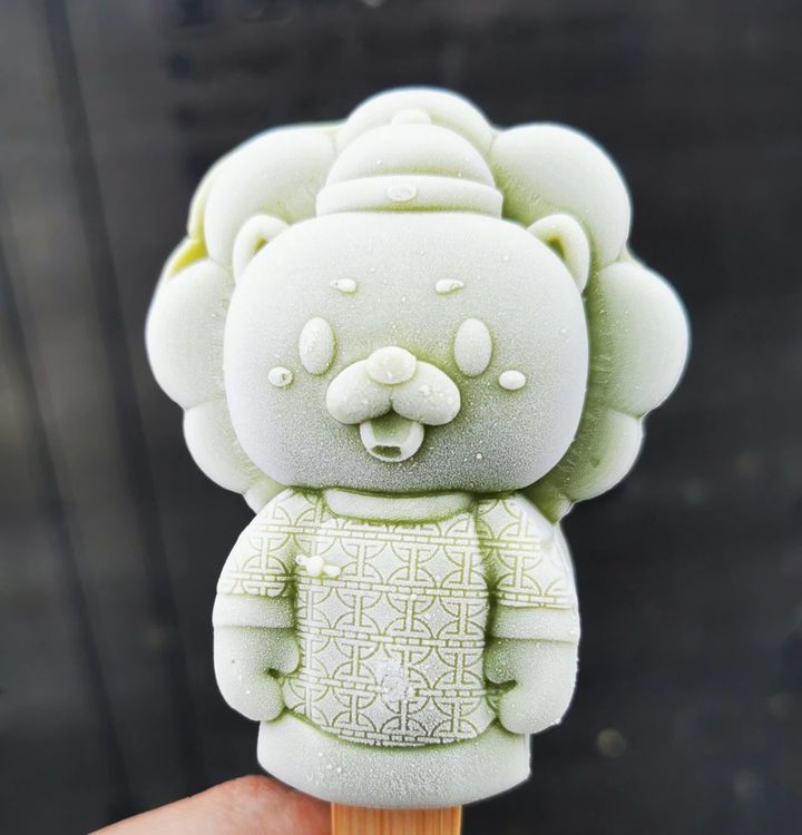 里面有很多的石峰,样子特别像狮子,所以取名叫狮子林,雪糕做小狮子的
