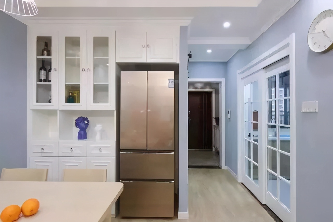 冰箱嵌入餐边柜,小户型餐厅的完美选择!