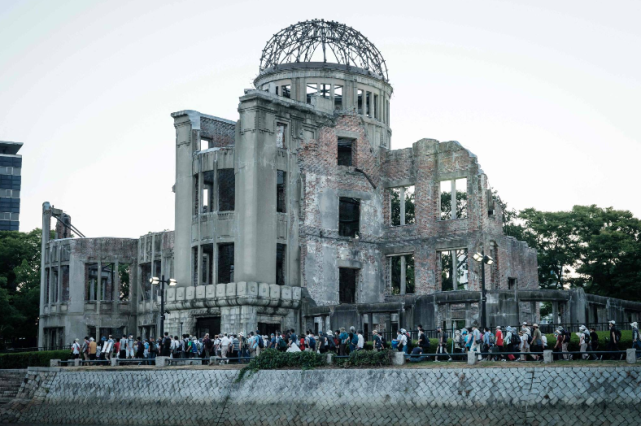 广岛原子弹爆炸76周年，反核和反政府抗议者走在原子弹轰炸的废墟旁（图源：外媒）