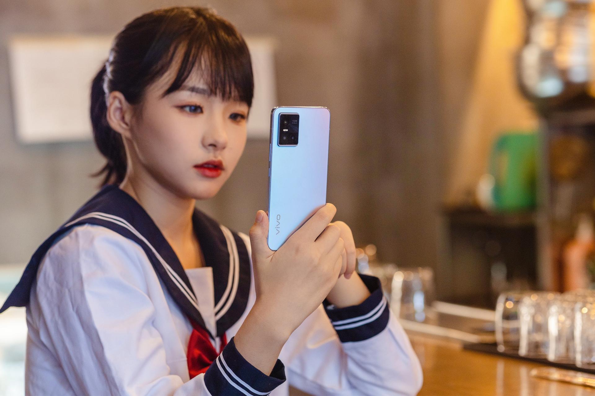 经常面临不知道摆出什么自拍姿势的难题