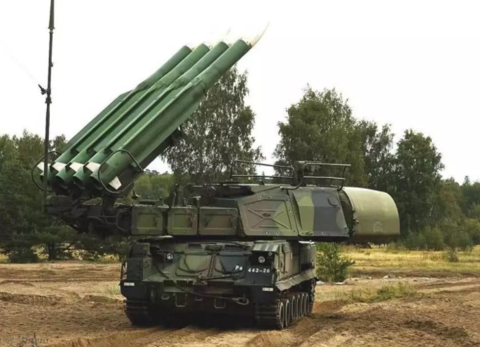 的防空导弹就是这个绰号"山毛榉"的9k37型防空导弹,北约代号"萨姆-11"