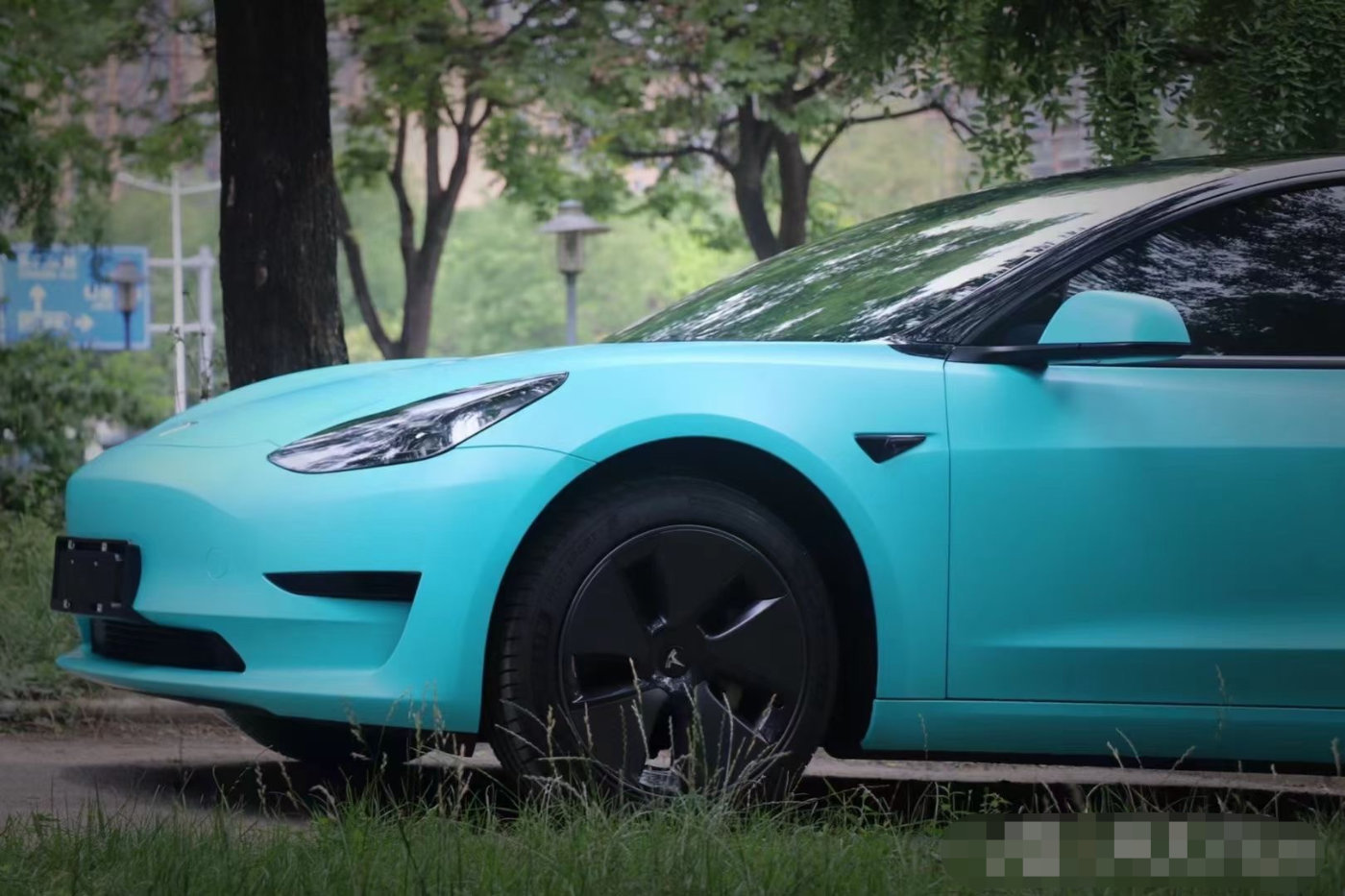 特斯拉model 3全车换色了蒂芙尼蓝 清晰质感冲上心头__凤凰网