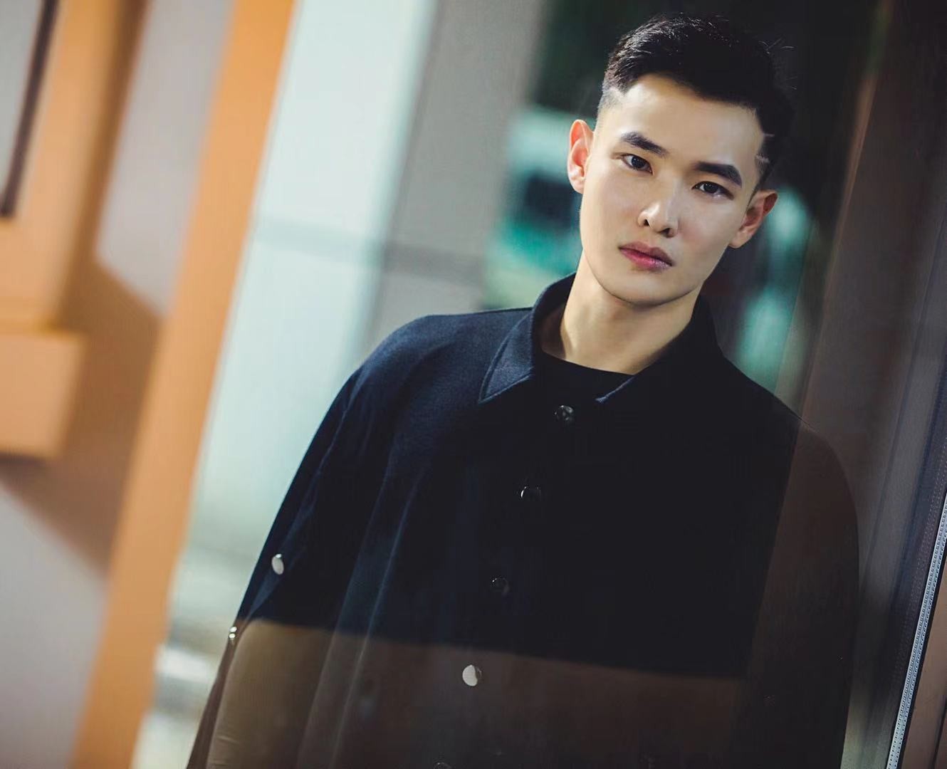 齐纪深在高成岗执导的古装电影《冒牌镖师》中饰演大