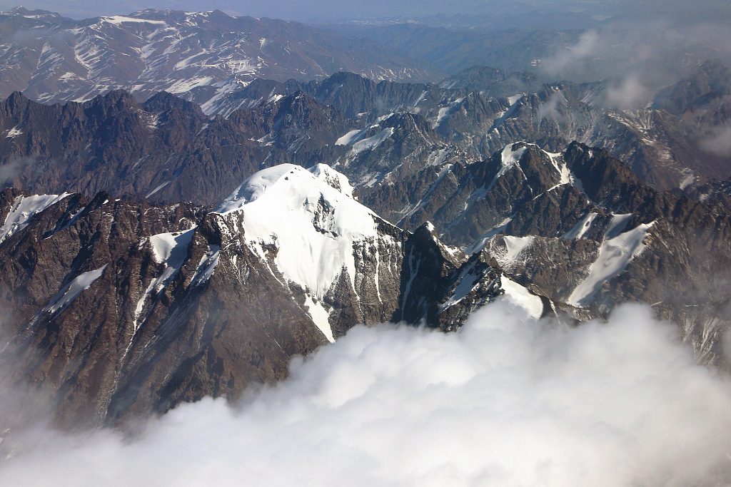 2021年3月10日,乌鲁木齐飞往阿克苏的飞机上,俯瞰新疆天山山脉,白雪覆盖气势雄壮。(图片来源:视觉中国)