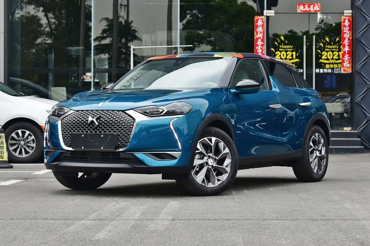 打开凤凰新                     ds品牌的首款纯电动车型—ds 3