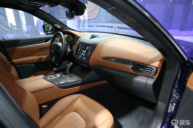 在内饰中,玛莎拉蒂levante采用了大量皮革和木饰板,使得整体氛围既