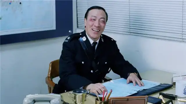 1965年陈欣健考入香港皇家警察队, 一路由见习督察升至总督察