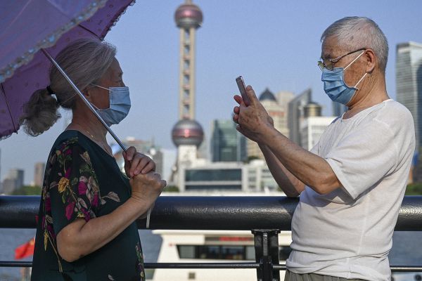 李先生夫妇都是上海人,都已经退休了,"我们国家一年比一年好,很开心.