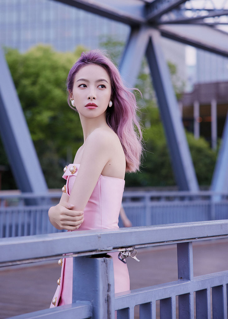 宋茜紫粉发色优雅梦幻搭配烟粉珍珠裙漫步桥下氛围感浓