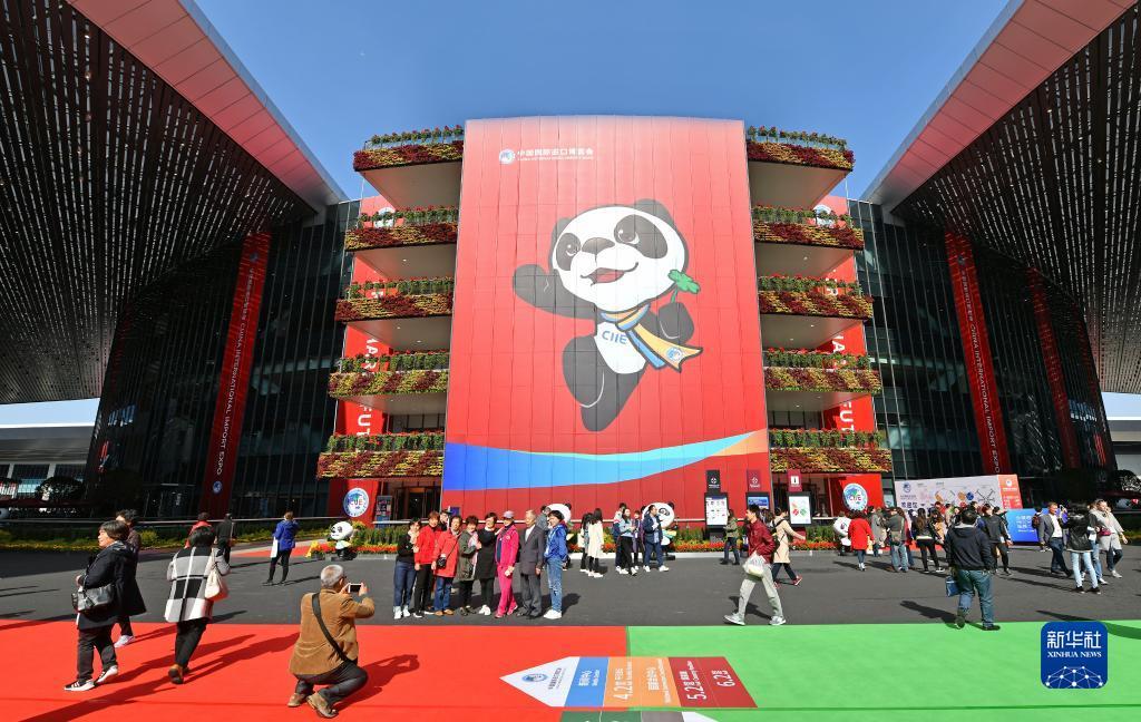 2018年11月10日，人们在上海举行的首届中国国际进口博览会上参观。新华社记者 李鑫 摄