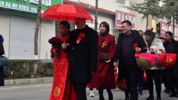 响应号召，新人散步送亲大家自觉排队间隔一米以上