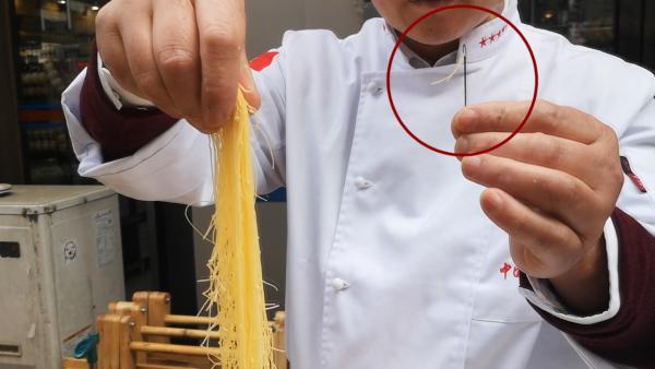 成都大刀金丝面传人用面条穿针,68元一碗限量供应