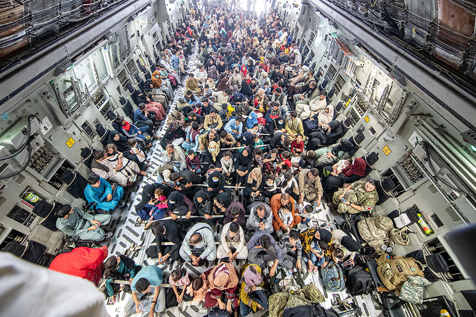 当地时间2021年8月21日，阿富汗喀布尔，英军飞机上装满265位乘客，大多数是阿富汗人。
