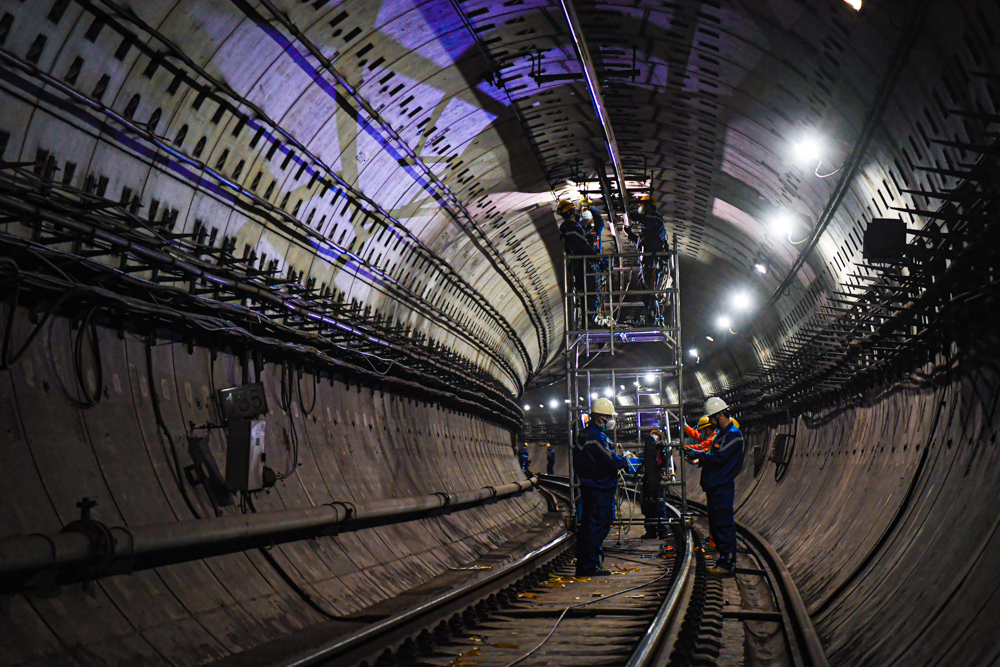 地铁8号线利用小长假客流低谷,加紧开展全线近80公里刚性接触网换线