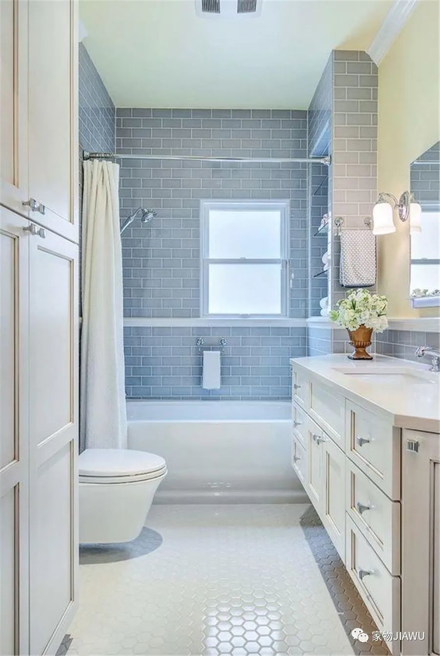 清洁工具也要整齐罗列,千万别随手摆放,让本就不大的卫生间显得杂乱