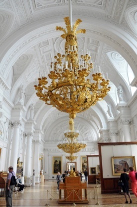 俄罗斯皇宫奢华无比的宫殿吊灯竟被人说二且二得让人不忍直视