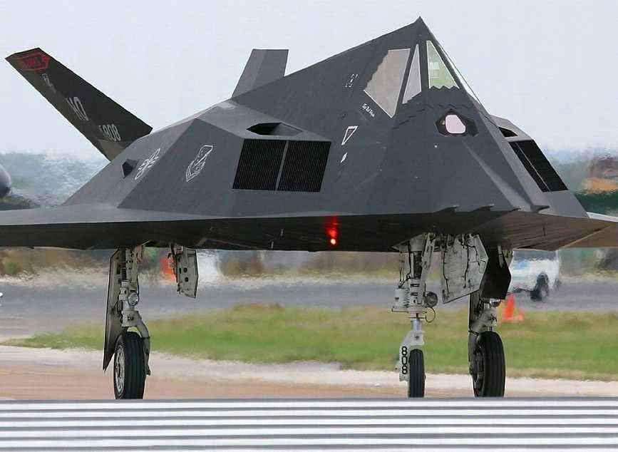 當年f-117戰機被南斯拉夫導彈擊落,美軍為何不第一時間摧毀呢?