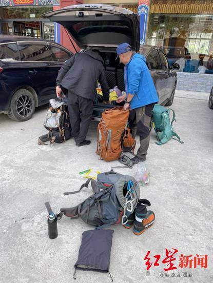 救援队出发前整理技术装备