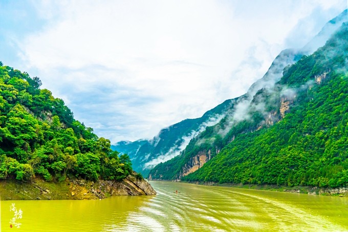 乘船游览恩施大清江这里是诗意化的长江三峡沿途风景如画