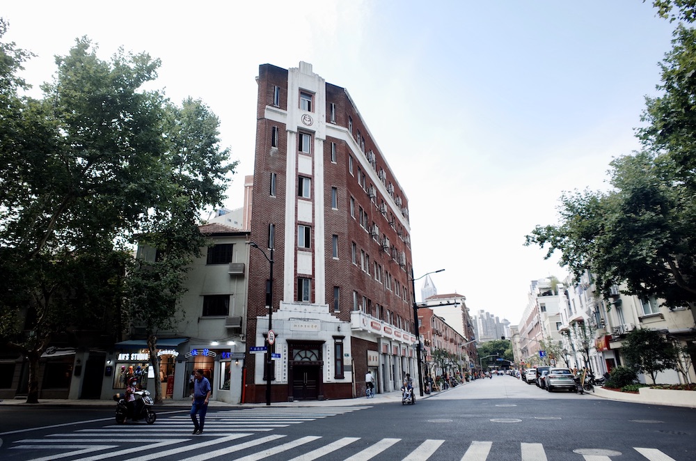 棕褐色的外立面,呈南窄北宽结构。