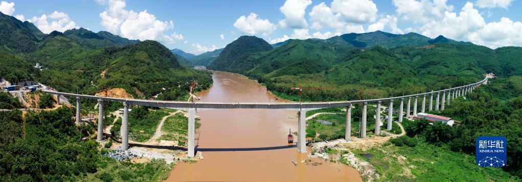 这是2020年7月24日在老挝拍摄的中老铁路班纳汉湄公河特大桥。中老铁路是中国“一带一路”倡议与老挝“变陆锁国为陆联国”战略对接项目。新华社发（潘龙柱 摄）