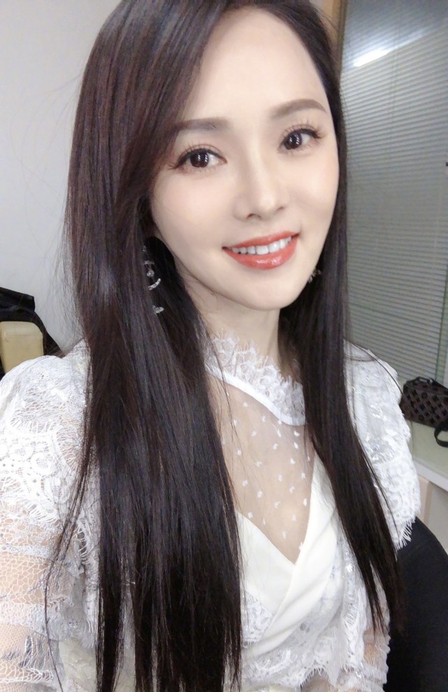 伊能静儿子彻底放飞自我化浓妆晒半裸照片红眼影比女生还妖娆