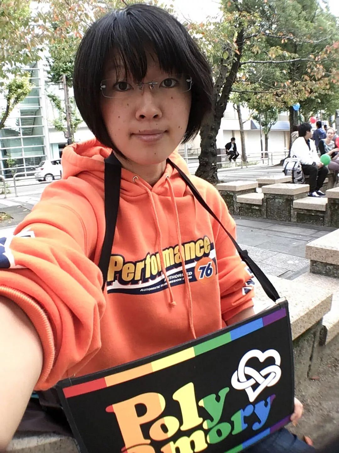 < 上村小姐参加复数恋爱游行 >