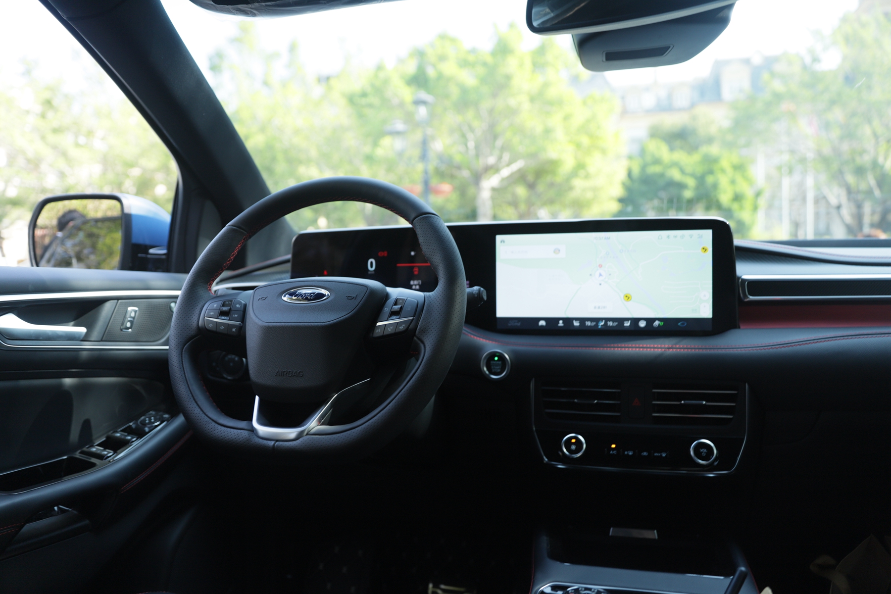 相对于外形,锐界plus在内饰上的变动更大,最明显的就是中控大屏从原来