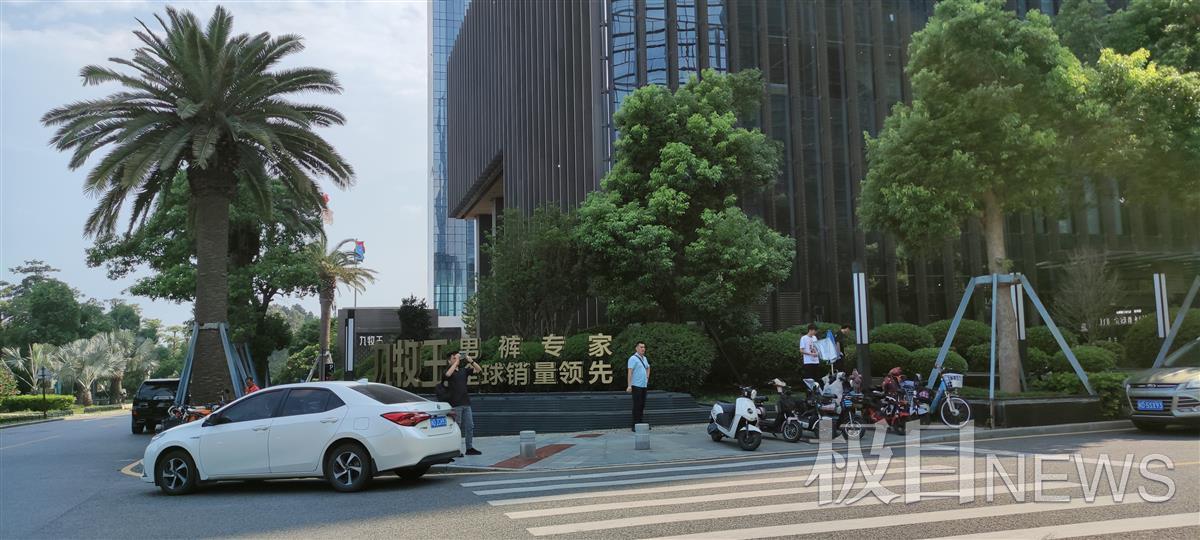 鸿星尔克走红之后总部大楼门口网红扎堆直播前台电话被打爆