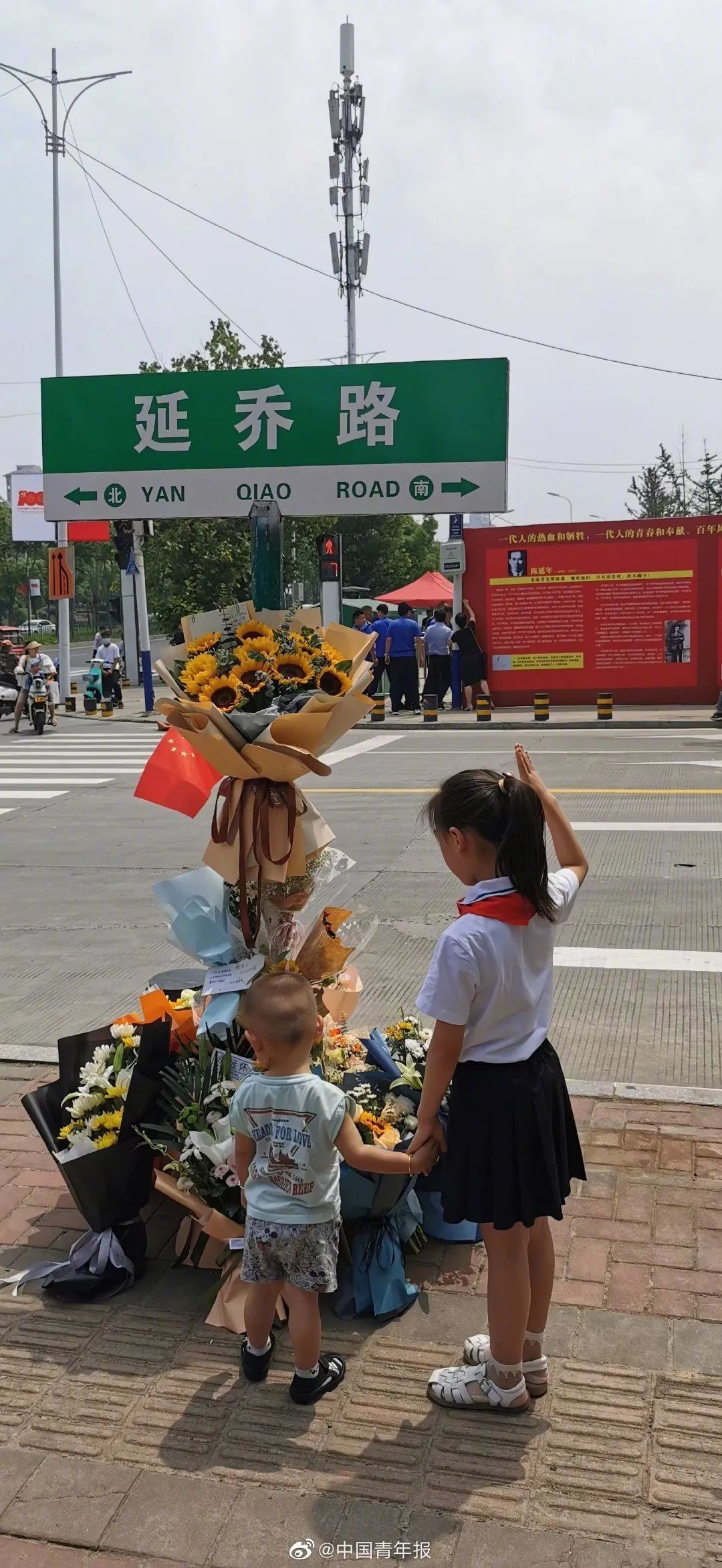 破防 了 延乔路路牌下摆满鲜花 天天新闻 甜甜新闻