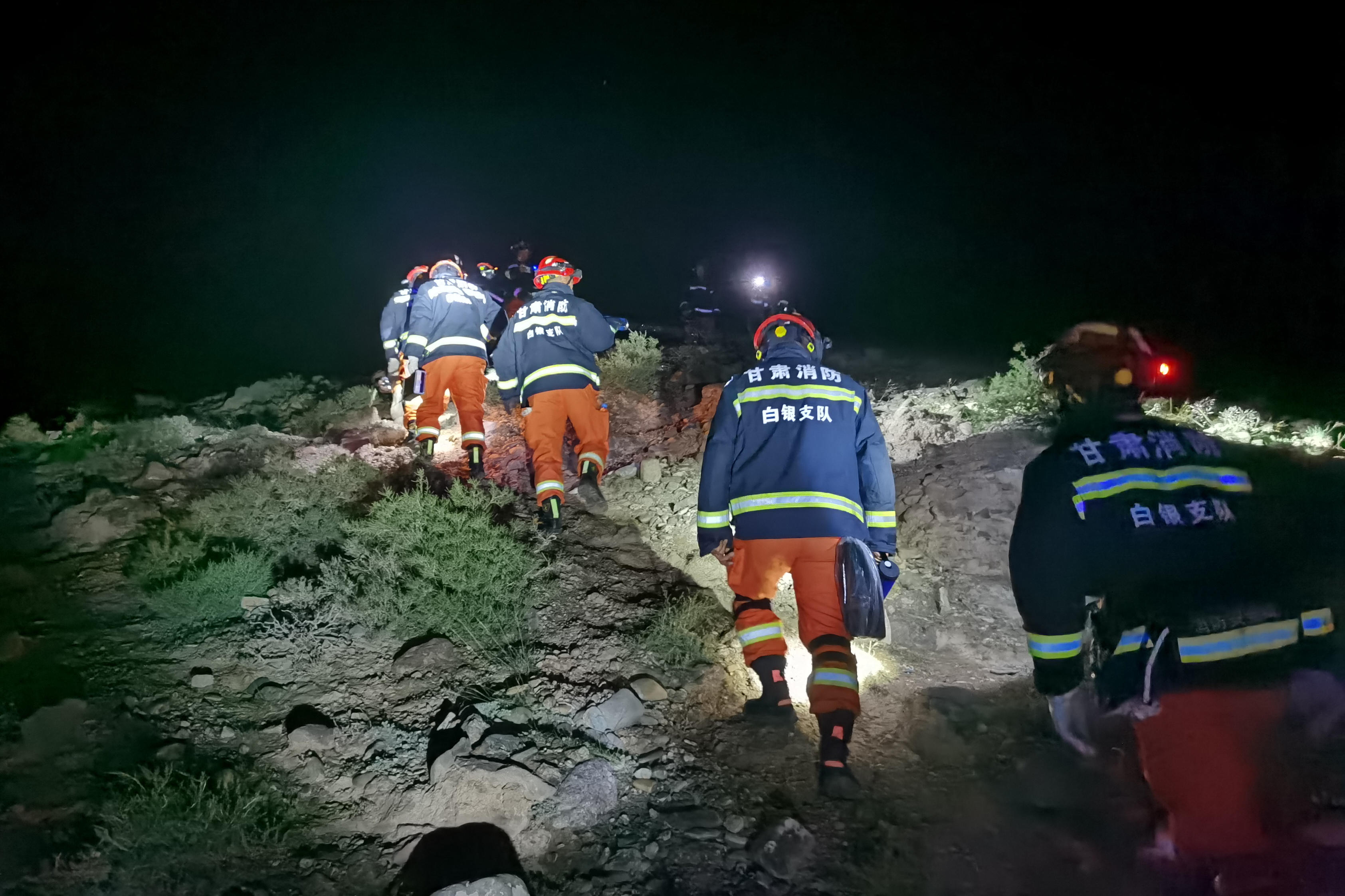5月23日凌晨，消防救援人员搜救失联人员。（黄河石林山地马拉松百公里越野赛失联救援指挥部供图）