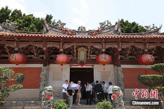 7月9日，游客在泉州天后宫游览参观。蒋启明 摄