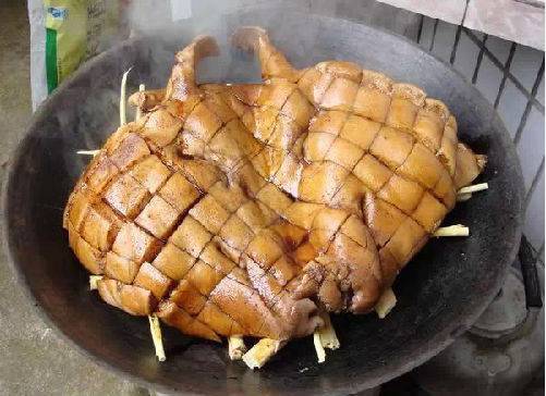 必须选用甜又鲜的柳条,不能选用苦柳,色泽金黄,肉质鲜香,味醇清爽,食