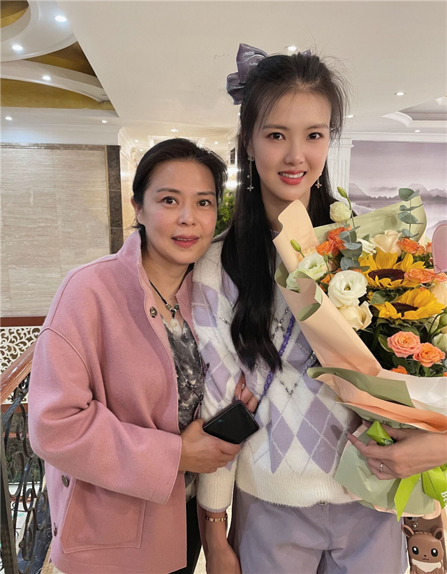 张常宁过生日母女同框!